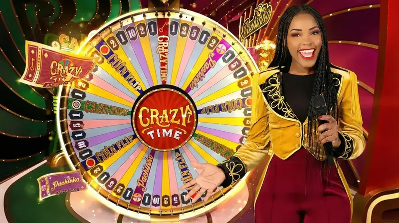 Presentador de Crazy Time junto a la rueda física